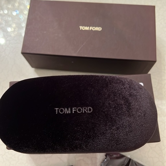 NWB Authentic Tom Ford Luxury Sunglasses Velvet Case + Cleaning Cloth + Box. - Picture 5 of 10